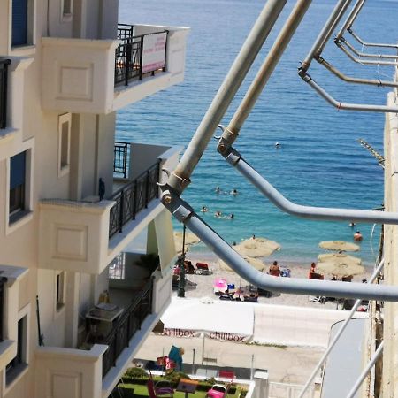Comfortable Beachfront Apartment Loutráki Esterno foto